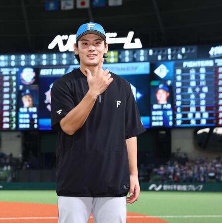 「Ｊ」ポーズで記念撮影に応じる野村（撮影・中島達哉）