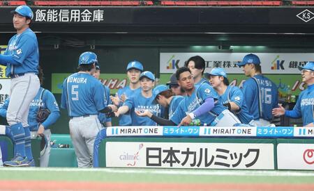 ５回、適時打を放った野村佑希を迎える日本ハムナイン（撮影・金田祐二）