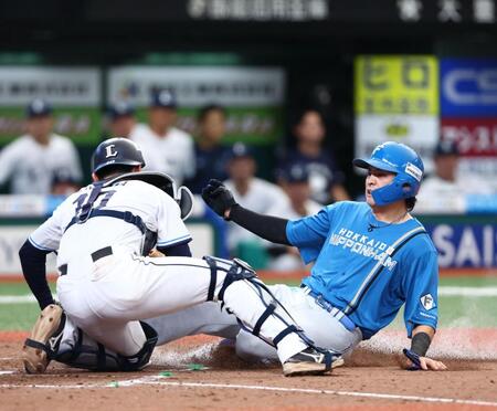 ５回、打者・清宮幸の左前打でホームを狙うもアウトになる野村（捕手・小島）＝撮影・中島達哉