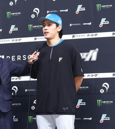 ヒーローインタビューで答える野村（撮影・中島達哉）
