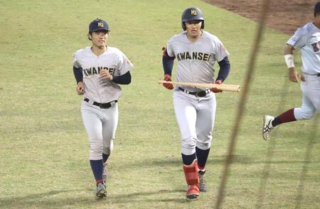 父の前で活躍を見せた関学大・新井亮規浩（右）