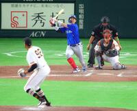 　９回、マルティネスから勝ち越し本塁打を放つ度会（撮影・石井剣太郎）