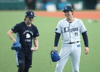 笑顔の武内（右）と隅田（撮影・金田祐二）