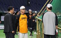 坂本（右）、宮本慎也氏（左）と話す橋上監督代行（撮影・佐々木彰尚）