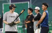 ＮＴＴ西日本の後輩・成瀬（右）と話す泉口（撮影・佐々木彰尚）