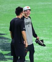 練習を終え、戸郷と話す竹丸（撮影・石井剣太郎）