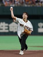 ファーストピッチを務めた竹田麗央（撮影・佐々木彰尚）