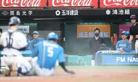 ５回、清宮幸の左前打で二走・野村が本塁突入もタッチアウト。厳しい表情の新庄監督（撮影・金田祐二）