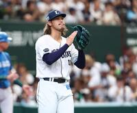 ２回、奈良間を三振に仕留め、グラブをたたく高橋光（撮影・中島達哉）