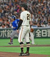 １回、度会（左）に先頭打者本塁打を浴びた先発の竹丸