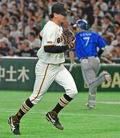 １回、佐野（右）に適時打を許す巨人先発の竹丸