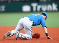 ６回、石井の打球を好捕する清宮幸（撮影・中島達哉）