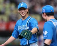 ６回、好守をみせた清宮幸（右）を迎える達（撮影・中島達哉）