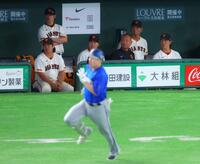 １回、佐野（手前）に適時打を許す。右から２人目は打球を見る橋上監督代行（撮影・石井剣太郎）