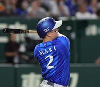 ８回、牧は左越えにソロを放つ（撮影・佐々木彰尚）