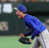 １回、大城を一塁ゴロ併殺にしとめて叫ぶ石田裕（撮影・佐々木彰尚）