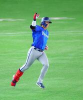 １回、先制本塁打を放った度会（撮影・石井剣太郎）