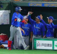 １回、先制本塁打を放った度会（左端）を迎える相川監督（右から人目）＝撮影・石井剣太郎