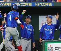 １回、先頭打者ソロを放った度会（４）を出迎える相川監督（中央）＝撮影・佐々木彰尚