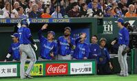 ７回、戸柱の適時打で生還した三走・佐野を出迎えるナイン（撮影・佐々木彰尚）