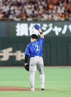 ８回、守備につき声援に応える牧（撮影・佐々木彰尚）