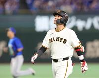 ８回、左飛に倒れた代打・坂本（撮影・佐々木彰尚）