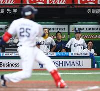 ７回、カナリオ（手前）が空振り三振を喫し、肩を落とす高橋光（中央）ら西武ナイン（撮影・中島達哉）