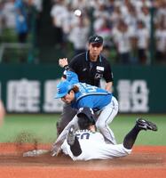 ７回、高松が二塁を狙った際に負傷する（野手・水野）＝撮影・中島達哉