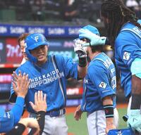 ５回、野村の先制打で生還し、ナインに迎えられる田宮（撮影・中島達哉）
