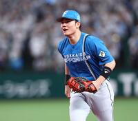 ６回、石井の打球を好捕した清宮幸（撮影・中島達哉）