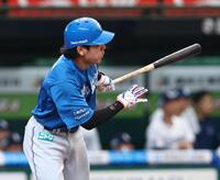 ５回、先制となる適時二塁打を放つ野村（撮影・中島達哉）