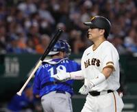 ６回、空振り三振に倒れた大城（撮影・佐々木彰尚）