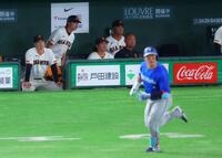 ８回、牧に本塁打を許し、厳しい表情の橋上監督代行ら（撮影・石井剣太郎）