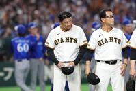 ファンにあいさつをした橋上監督代行（撮影・佐々木彰尚）