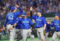 勝利に喜ぶＤｅＮＡナイン（撮影・佐々木彰尚）
