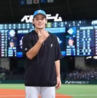「Ｊ」ポーズで記念撮影に応じる野村（撮影・中島達哉）