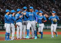 西武に勝利をあげ、タッチを交わす日本ハムナイン（撮影・中島達哉）