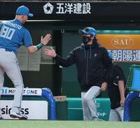 勝利を喜ぶ新庄監督（撮影・金田祐二）