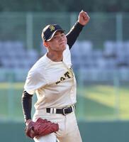 最後を締めた崇徳・西結多は拳を振り下ろす（撮影・北村雅宏）