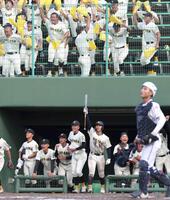 ７回、崇徳・河野拓真が適時打を放ち、喜ぶ崇徳ナインと崇徳応援団（手前右下は広陵主将・勝本晴太）＝撮影・北村雅宏