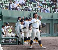 ４回、崇徳・松村皇成が適時三塁打を放ち、喜ぶ崇徳ナイン（撮影・北村雅宏）