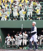 ７回、崇徳・河野拓真が適時打を放ち、喜ぶ崇徳ナインと崇徳応援団（手前右下は広陵主将・勝本晴太）＝撮影・北村雅宏