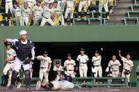 ９回、崇徳・河野拓真の犠飛で追加点をもぎ取ち、拳を上げる崇徳ナイン（撮影・北村雅宏）