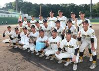 優勝し、記念写真に納まる崇徳ナイン（撮影・北村雅宏）