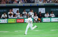 ８回、坂本（手前）がレフトフライに倒れ、厳しい表情の巨人ナイン（撮影・石井剣太郎）