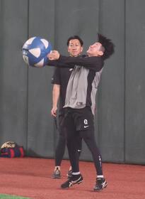 トレーニングをする竹丸（撮影・佐々木彰尚）