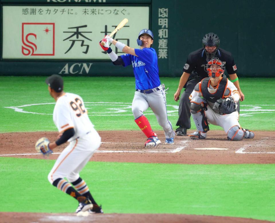 　９回、マルティネスから勝ち越し本塁打を放つ度会（撮影・石井剣太郎）