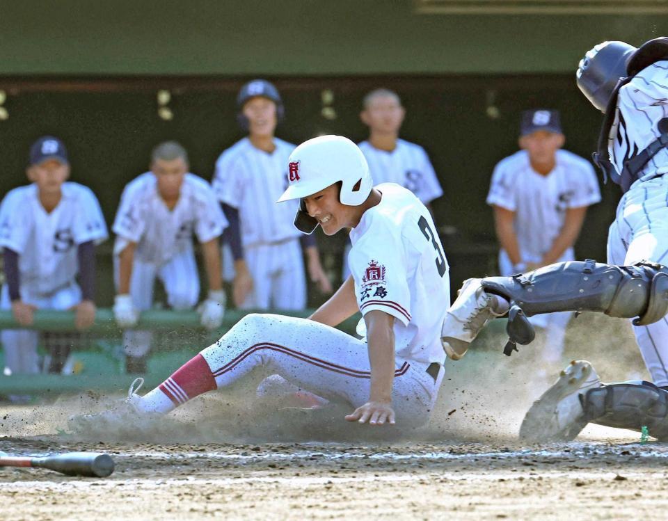 ４回、重盗を成功させ、２点目をもぎ取る広陵・只石（撮影・北村雅宏）