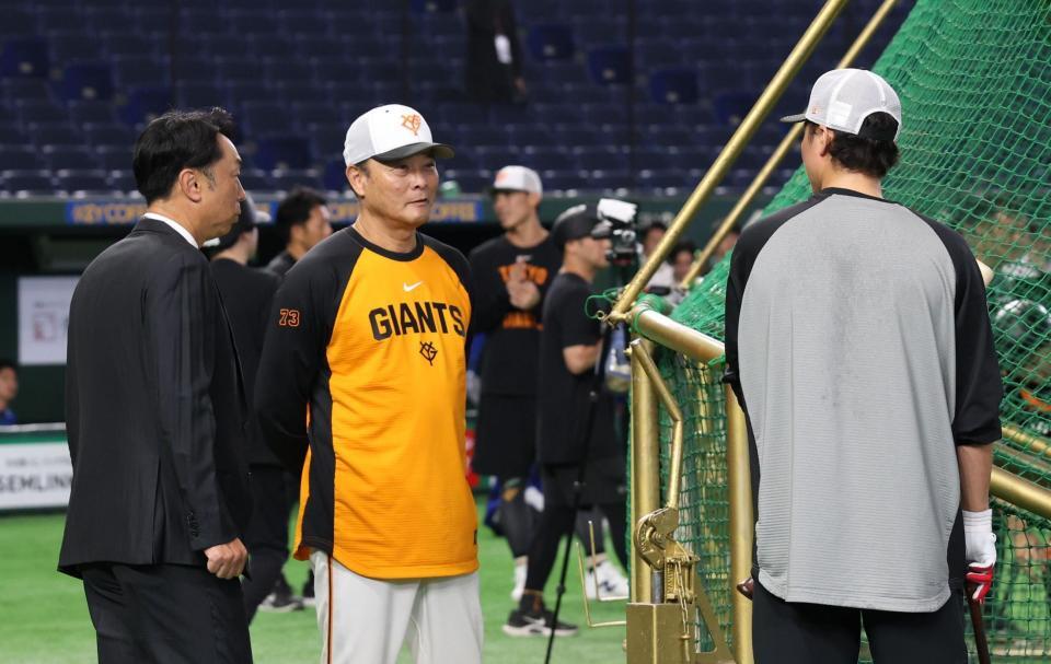 坂本（右）、宮本慎也氏（左）と話す橋上監督代行（撮影・佐々木彰尚）