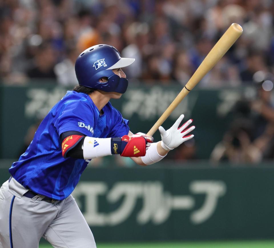 １回、度会は右中間にソロを放つ（撮影・佐々木彰尚）